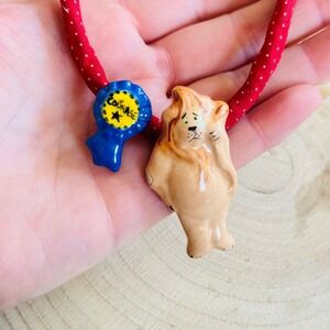 VTG Flying Colors Cowardly Lion Courage necklace signed Ceramic Wizard of Oz